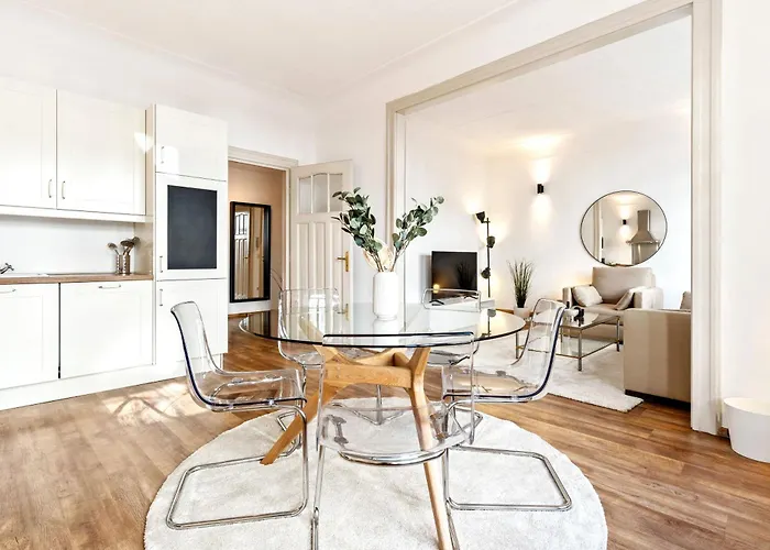 Stylish 2-Bed Apartment In Gare, Near Cafes & Shop