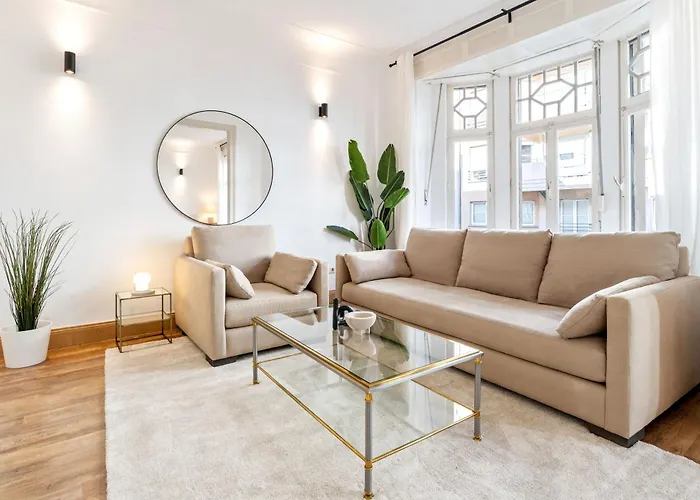 Stylish 2-Bed Apartment In Gare, Near Cafes & Shop